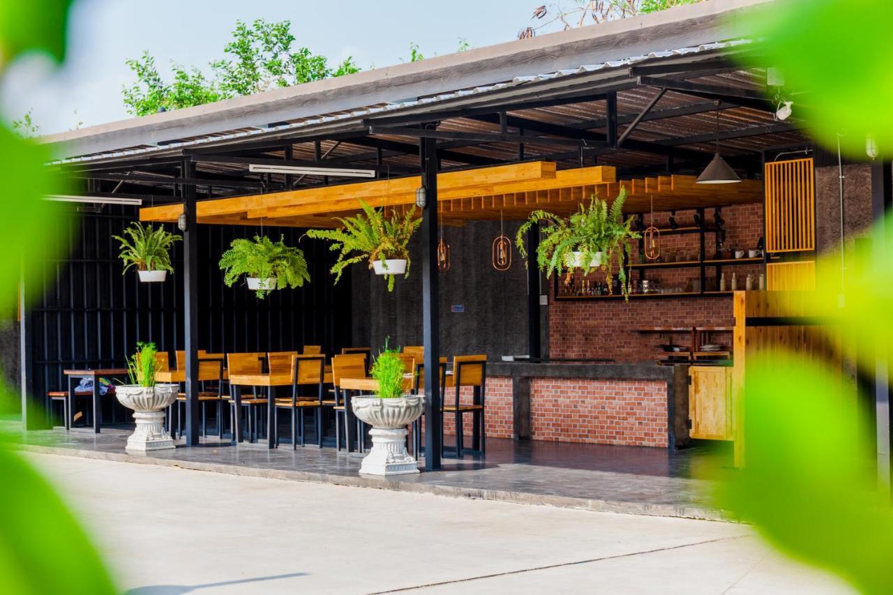 The Sun Resort Ratchaburi Buitenkant foto