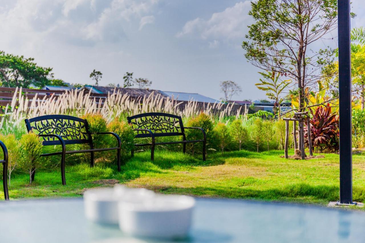 The Sun Resort Ratchaburi Buitenkant foto
