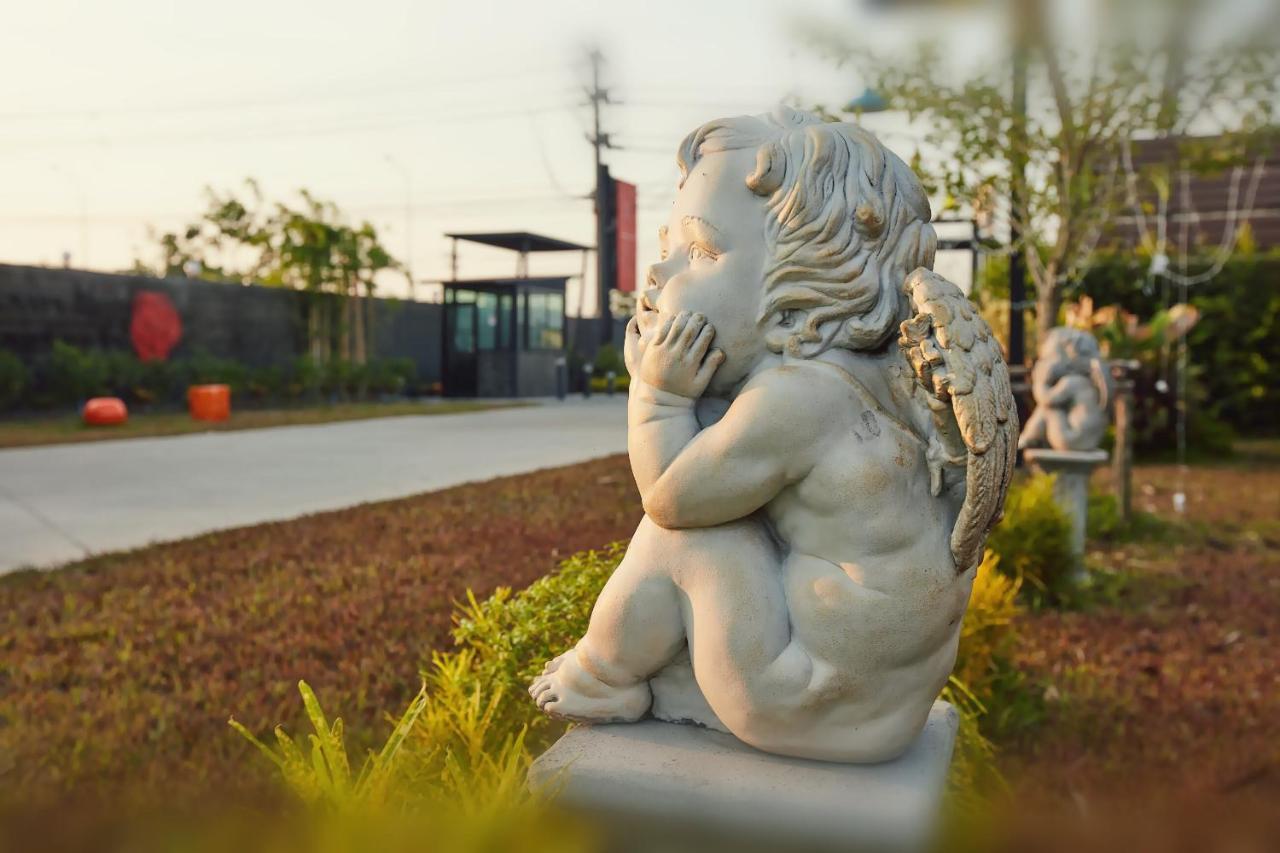 The Sun Resort Ratchaburi Buitenkant foto
